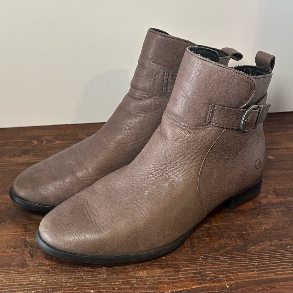 Born Women's Brown Leather Buckle Straps Side Zip Ankle‎ Boots 8.5.